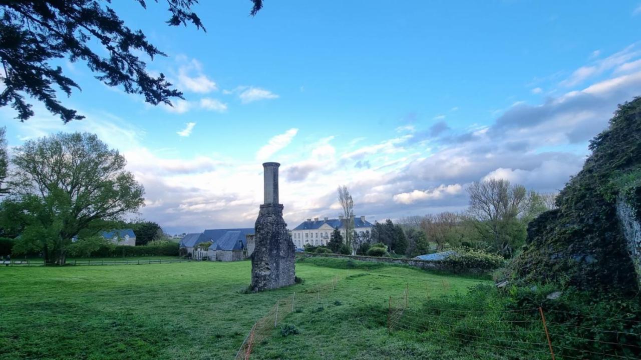 Hotel Du Chateau De Quineville Экстерьер фото