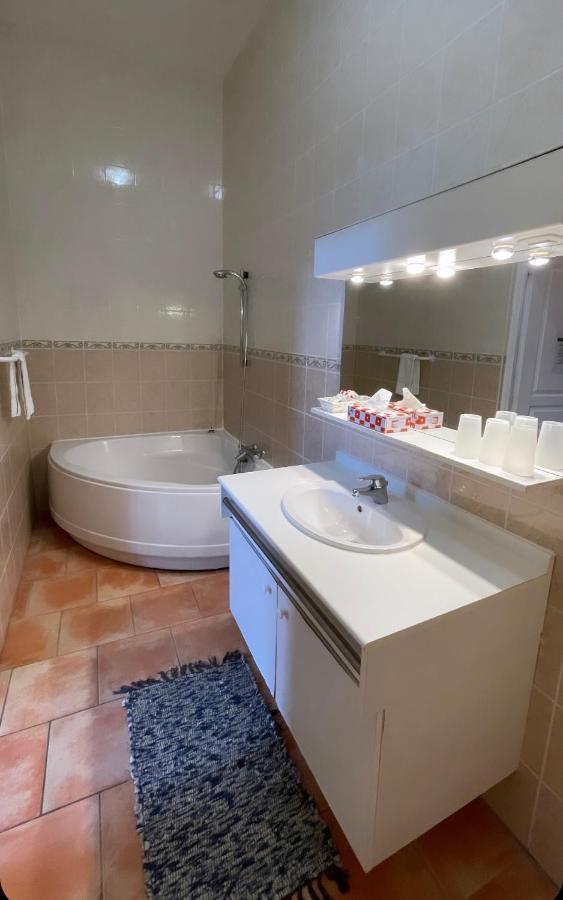 Hotel Du Chateau De Quineville Экстерьер фото