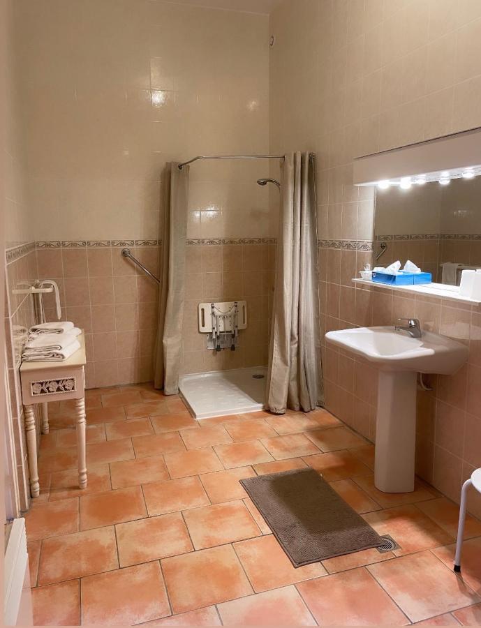 Hotel Du Chateau De Quineville Экстерьер фото