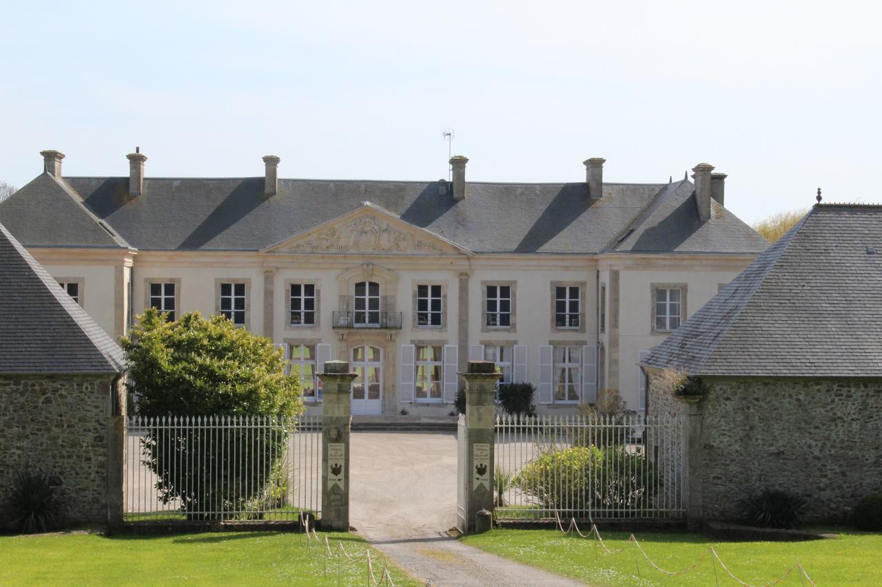 Hotel Du Chateau De Quineville Экстерьер фото