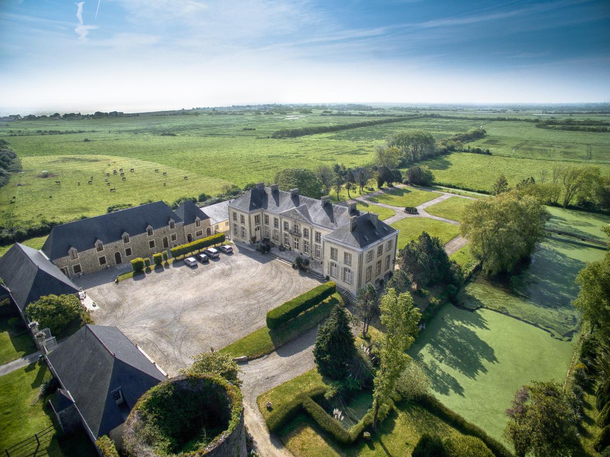 Hotel Du Chateau De Quineville Экстерьер фото